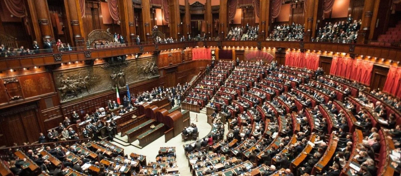 Οι Ιταλοί αποφασίζουν αν θα περικοπεί ο αριθμός των βουλευτών - Αναλυτές δηλώνουν ότι θα υπερψηφιστεί